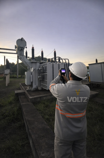 Equipe Voltz em atendimento técnico